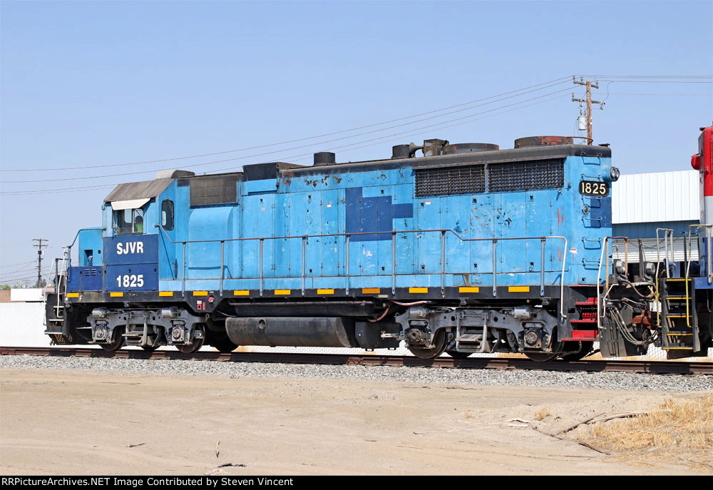 San Joaguin Valley GP28 #1825 about to cross BNSF diamond